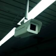 Caméra de surveillance fixée au plafond