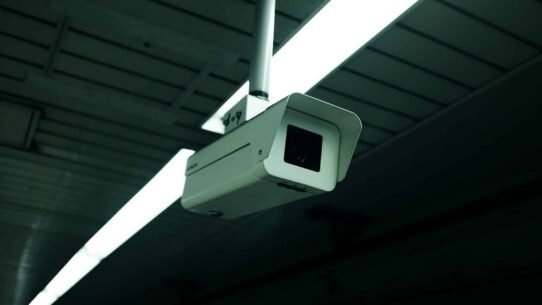 Caméra de surveillance fixée au plafond