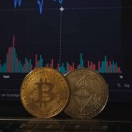 Pièces de Bitcoin et Ethereum devant un graphique boursier