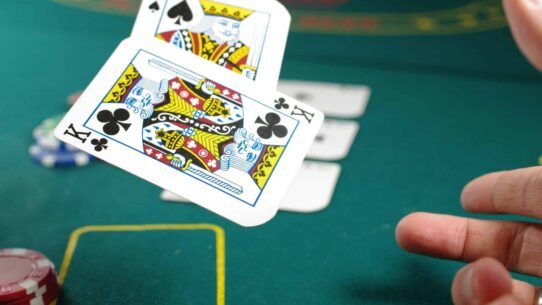 Deux cartes de roi de trèfle et pique sur une table de poker