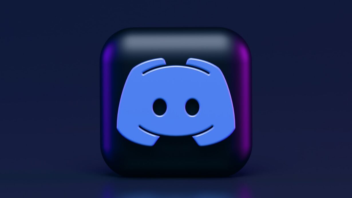 Icône bleue de l'application Discord sur fond sombre