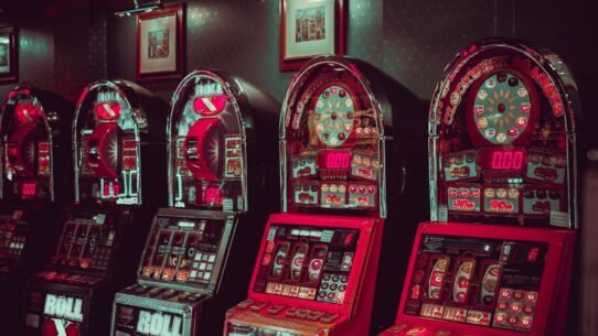 Machines à sous rétro alignées dans une salle de casino