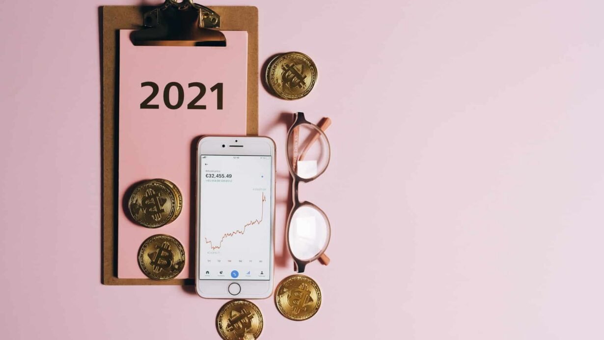 Tablette avec Bitcoin et graphique sur smartphone en 2021
