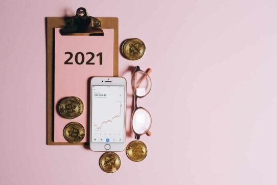 Tablette avec Bitcoin et graphique sur smartphone en 2021