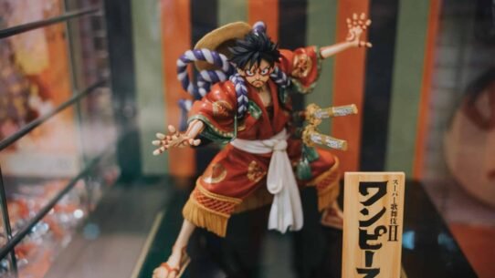 Figurine de personnage en tenue traditionnelle japonaise rouge