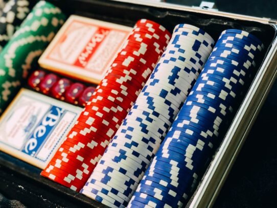 Coffret de jetons de poker colorés avec cartes à jouer