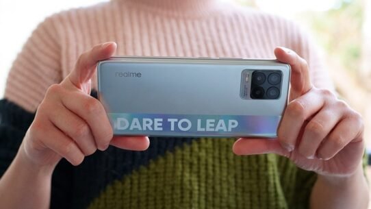 Personne tenant un smartphone avec slogan 'Dare to Leap'