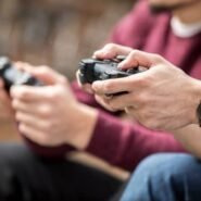 Deux personnes tenant des manettes de jeu vidéo