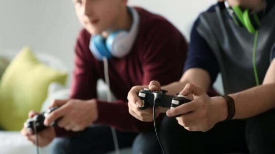 Deux personnes jouent à un jeu vidéo avec des manettes