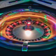 Gros plan d'une roulette de casino avec des lumières vives