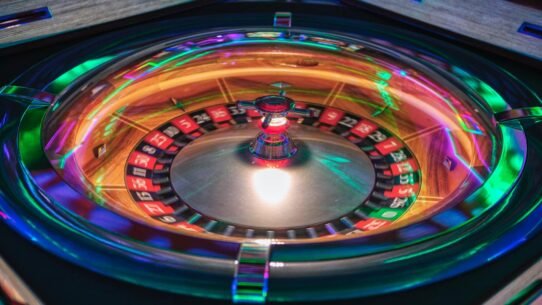 Gros plan d'une roulette de casino avec des lumières vives