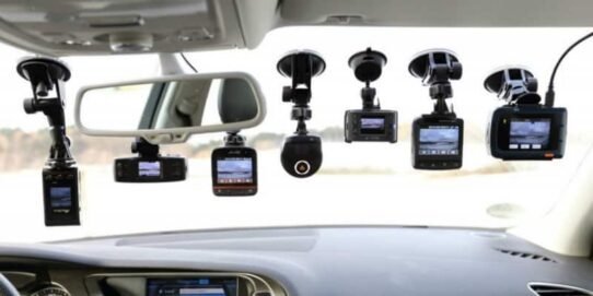 Plusieurs dashcams fixées sur un pare-brise de voiture