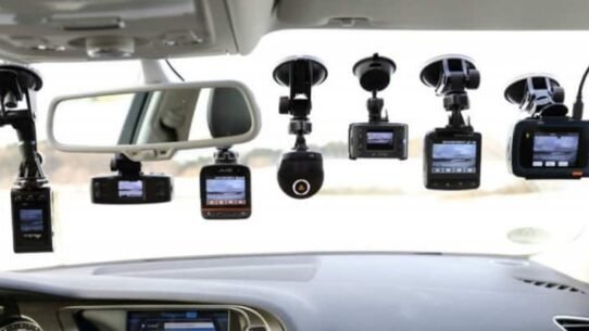 Plusieurs dashcams fixées sur un pare-brise de voiture
