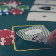 Cartes de poker et jetons sur une table de jeu verte