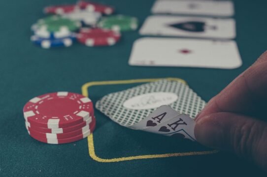 Cartes de poker et jetons sur une table de jeu verte