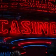 Enseigne lumineuse rouge indiquant un casino la nuit