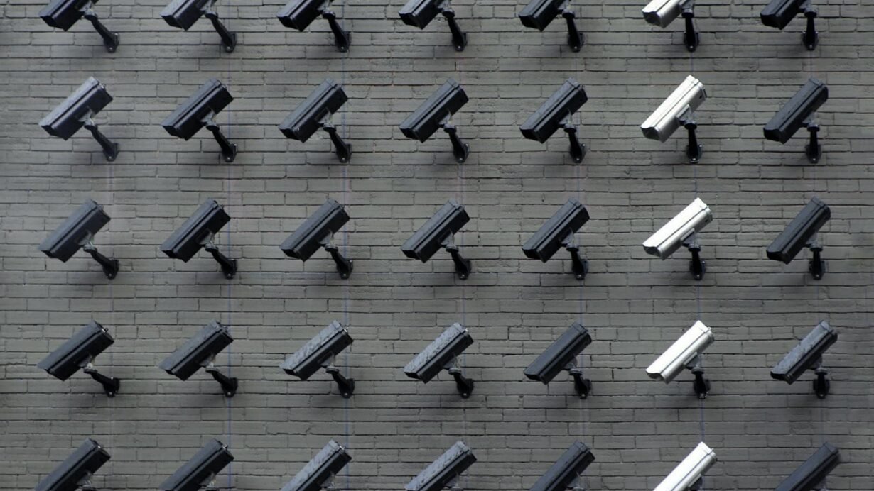 Mur avec de nombreuses caméras de surveillance alignées