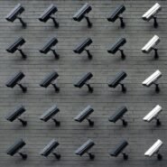 Mur avec de nombreuses caméras de surveillance alignées