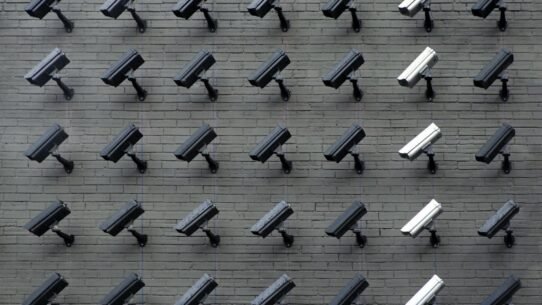 Mur avec de nombreuses caméras de surveillance alignées