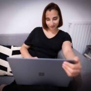 Femme utilisant une tablette sur un canapé
