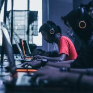 Groupe de jeunes portant des casques et jouant sur des ordinateurs