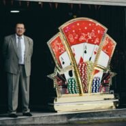 Homme debout devant une enseigne lumineuse de casino