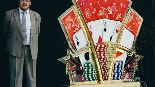 Homme debout devant une enseigne lumineuse de casino