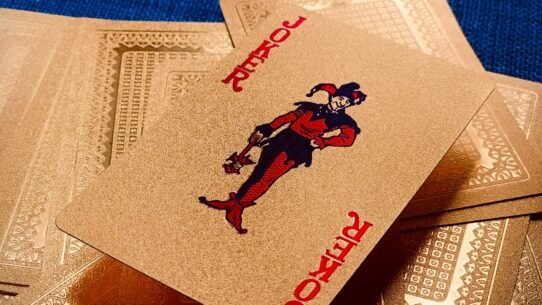 Cartes à jouer dorées étalées avec un joker visible