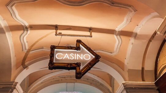 Enseigne lumineuse en forme de flèche indiquant un casino