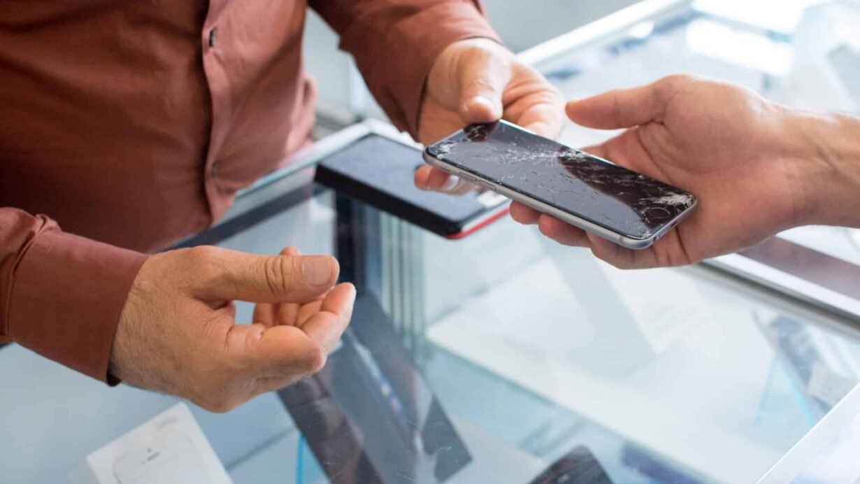 Échange de smartphone avec écran cassé dans un magasin