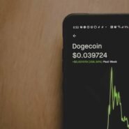 Graphique du cours du Dogecoin affiché sur un smartphone