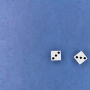 Deux dés blancs sur un fond bleu texturé