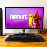 Écran d'ordinateur affichant le jeu Fortnite avec un clavier et une souris