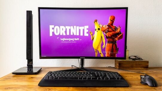 Écran d'ordinateur affichant le jeu Fortnite avec un clavier et une souris