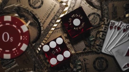 Éléments de jeu de casino avec dés, cartes et jetons.