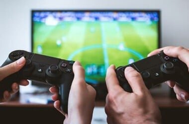 Cris Tales, Pokémon et les Sims partent en vacances ensemble !