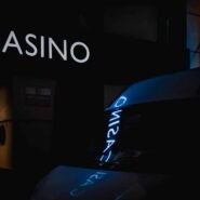Enseignes lumineuses de casino dans la nuit