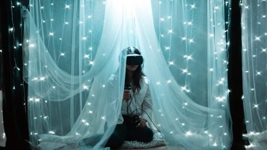 Personne avec un casque VR entourée de voiles lumineux