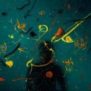 Silhouette entourée de traits colorés sur fond bleu