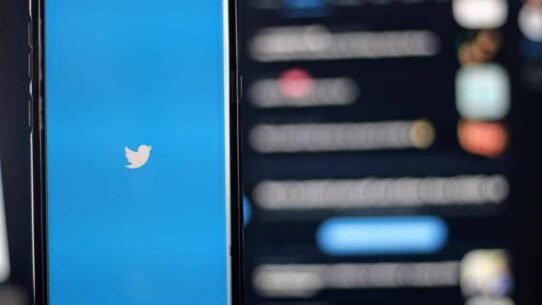 Écran de démarrage de Twitter sur un téléphone portable