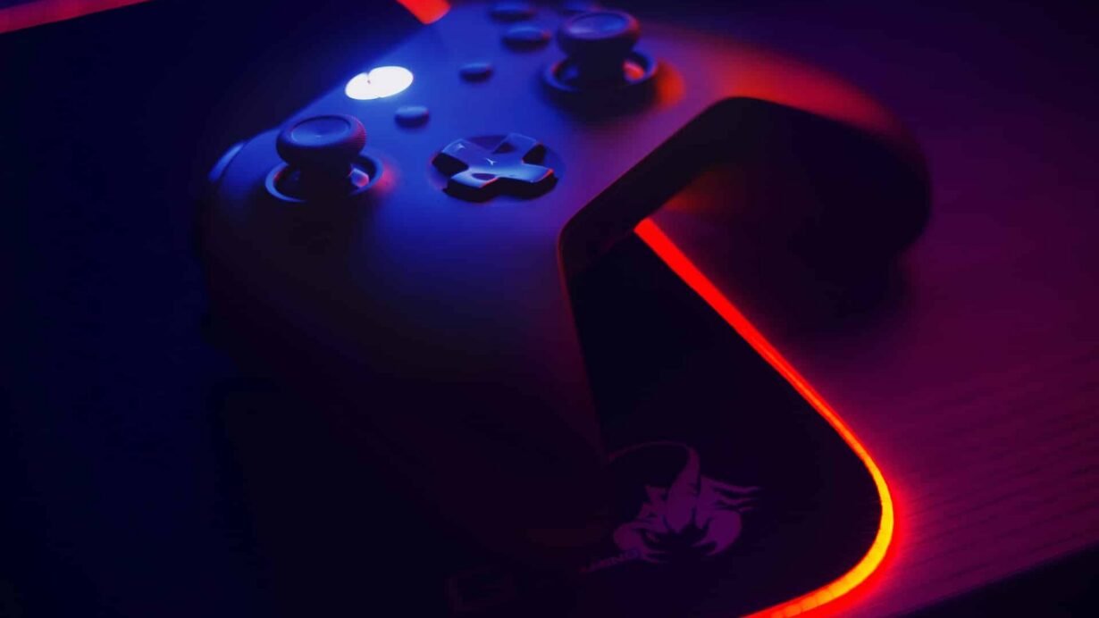 Manette de jeu avec éclairage rouge et bleu