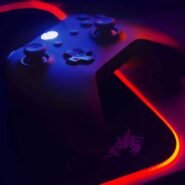 Manette de jeu avec éclairage rouge et bleu