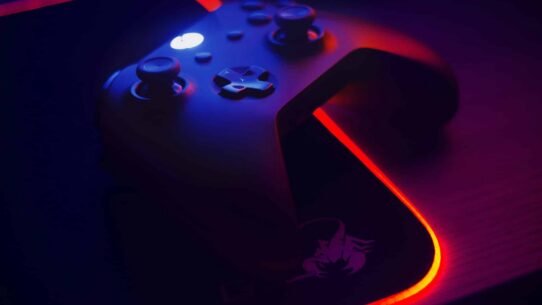 Manette de jeu avec éclairage rouge et bleu