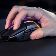 Main utilisant une souris de gaming avec éclairage LED