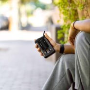 Personne tenant un vaporisateur portable à l'extérieur