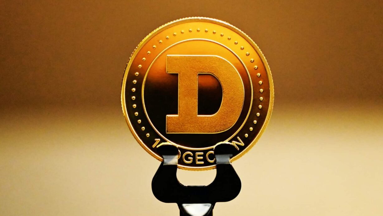 Pièce Dogecoin dorée sur fond flou