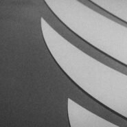 Formes géométriques courbes sur fond gris