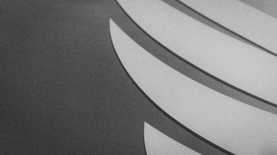 Formes géométriques courbes sur fond gris