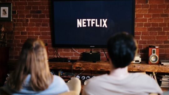 Deux personnes regardant Netflix sur un téléviseur