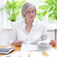 Femme âgée gérant ses finances avec une calculatrice
